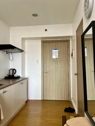 Taguig City Grace Residences with small balcony, Manila (fotografie 8)