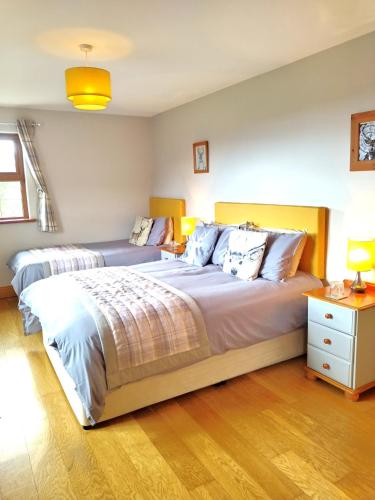 1 double bed, 1 twin bed
