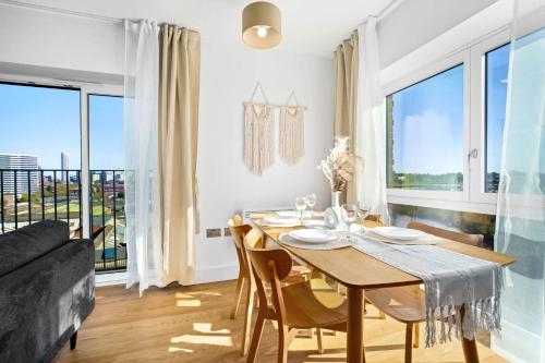 2 Bedroom Apartment - 2 Bathrooms - Netflix- Juliet Balcony 419SW