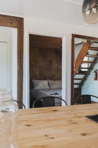 Secluded rustic 3-bedroom cabin on private land in Dunlap
