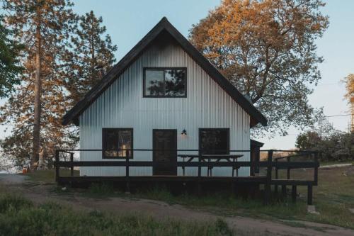 Spacious 4-bedroom cabin on secluded private land in Dunlap