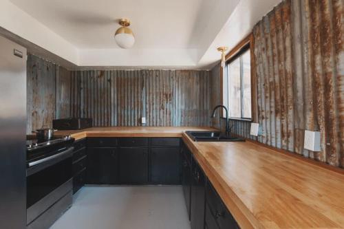 Spacious 4-bedroom cabin on secluded private land in Dunlap