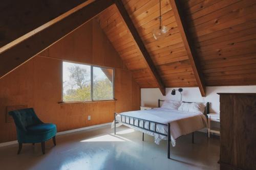 Spacious 4-bedroom cabin on secluded private land