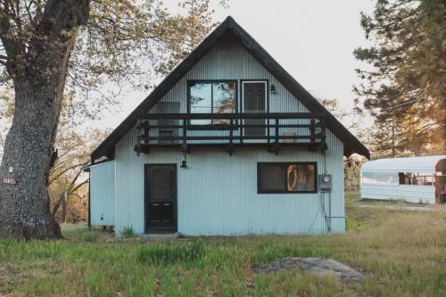 Spacious 4-bedroom cabin on secluded private land in Dunlap