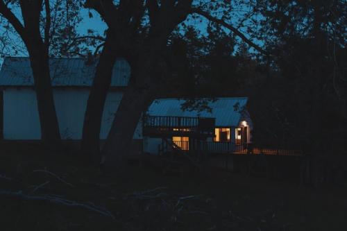 Spacious 4-bedroom cabin on secluded private land in Dunlap