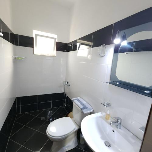 One-Bedroom Apartment image 2