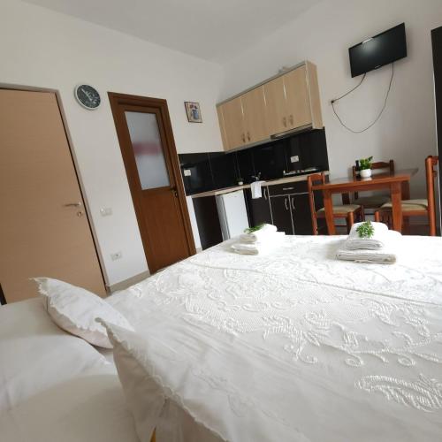 Deluxe Room (2 Adults + 1 Child) image 3