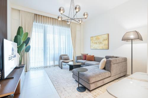 Chic Bright Home in Creek Beach with Lagoon Access, Дубай (фото 9)
