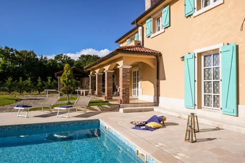 Casa Blu with pool in คราส