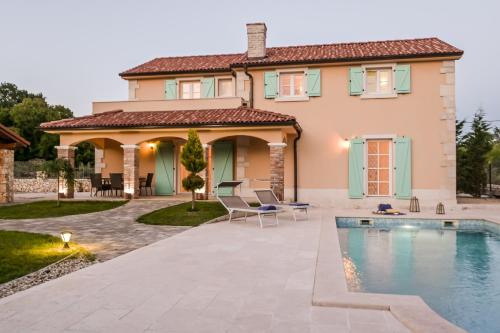 Casa Blu with pool in คราส