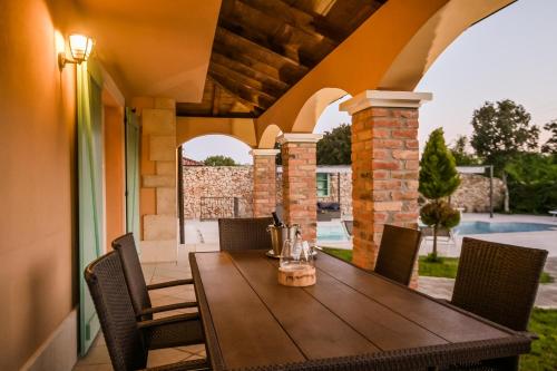 Casa Blu with pool in คราส