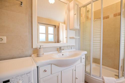 Casa Blu with pool in คราส