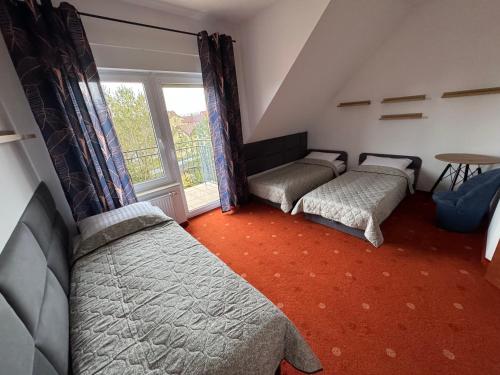 3 twin beds