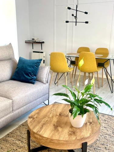 NEW Gorgeous Central Apartment - Beachfront - 3 BD 1