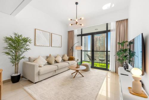 Waves- Cozy 1BR Lakefront Stay in JLT, Dubaj