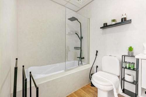 Waves- Cozy 1BR Lakefront Stay in JLT, Dubaï (photo 3)