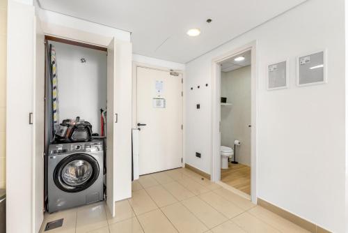 Waves- Cozy 1BR Lakefront Stay in JLT, Dubaï (photo 4)
