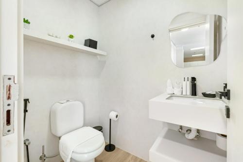Waves- Cozy 1BR Lakefront Stay in JLT, Dubaï (photo 6)