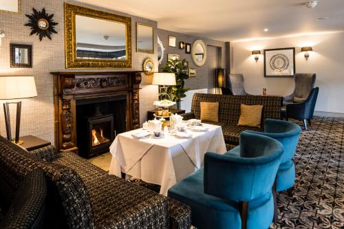 Pub/Lounge, The Holt Hotel in Steeple Aston