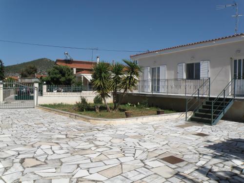  Pefko House in Athíkia