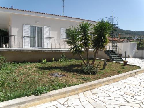  Pefko House in Athíkia