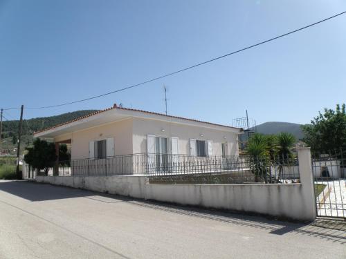  Pefko House in Athíkia