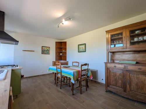 Charmante maison avec piscine en Brenne – 2 ch, jardin, draps et ménage inclus - FR-1-591-315 (Charmante maison avec piscine en Brenne – 2 ch, jardin, draps et menage inclus - FR-1-591-315) in Chenonceaux