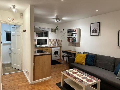 1 Bedroom Flat by Haggerston Station, London