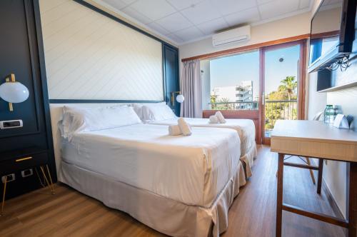 3 twin beds