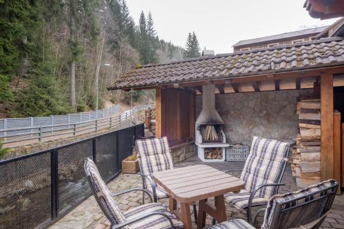 شرفة/ تراس, Hotel Hvezda in بيك بود سنيزكو