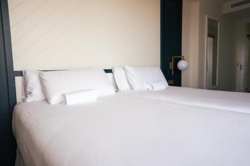 Superior Twin Room with Garden View image 10