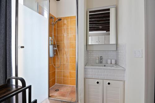 Heart of Paris 1BR-4P Le Marais 7 Free Netflix - image 3