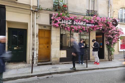 Heart of Paris 1BR-4P Le Marais 7 Free Netflix - image 4