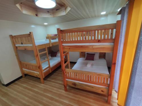 4 double beds