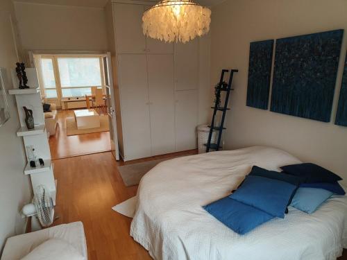 Spacious and bright apartment for 4 in Meilahti