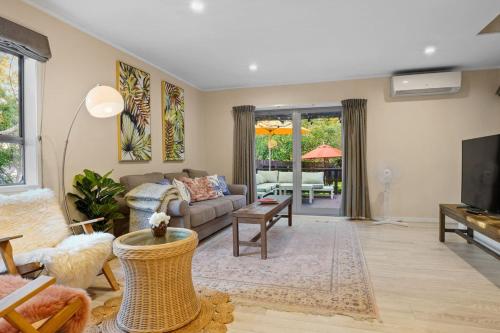 Seaside Bougainvillea Retreat close to Beaches, Auckland