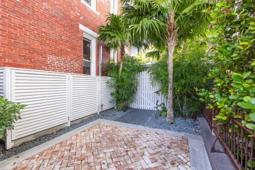 Grand Maloney Hotel - image 12