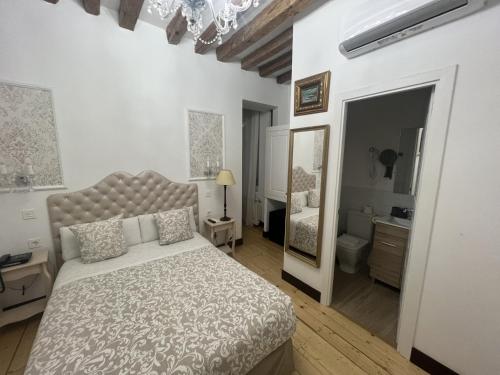 Oriente Palace Apartments - image 10