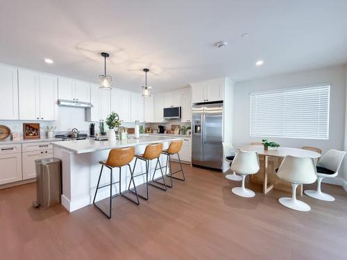 Lime Light La Mesa New 4BR 3BA Group Friendly in La Mesa