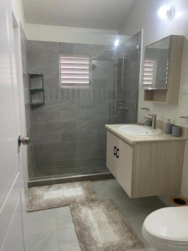 Baño, Ocean View Sanctuary in Discovery Bay