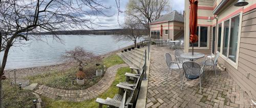 Балкон, Risingwater Newly Listed Stunning Home with 150-Foot Beachfront in the Finger Lakes in Кеука Парк (Нью-Йорк)