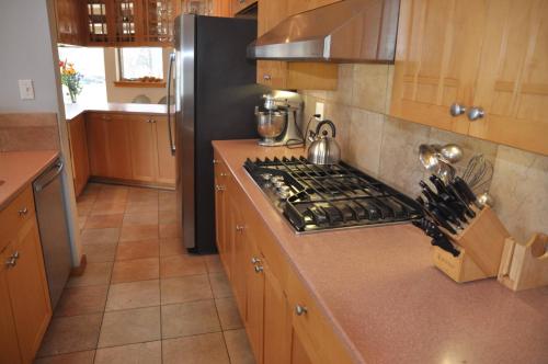 кухня, Risingwater Newly Listed Stunning Home with 150-Foot Beachfront in the Finger Lakes in Кеука Парк (Нью-Йорк)