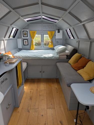 Wilderness Wagon Bow Top Gypsy Wagon in อีท แกรนสเตรด