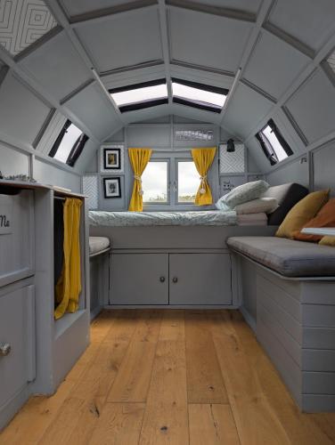 Wilderness Wagon Bow Top Gypsy Wagon in อีท แกรนสเตรด