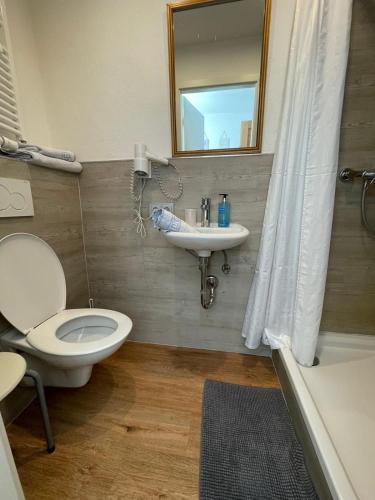 House L.A Room Type - Small Single Room with Private Bathroom