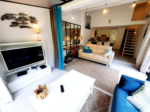 Skupni salon/TV območje, AzuRoMarin in Les Paris