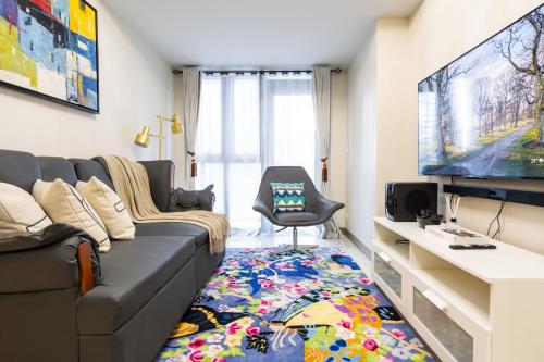 Uptown Parksuites Sky Garden Flr Bright Airy 2 BR balcony