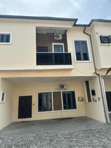 Luxury 3 Bedroom Terrace Lekki - image 4