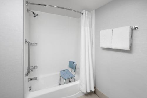 King Room with Sofa Bed and Adapted Tub - Mobility and Hearing Accessible