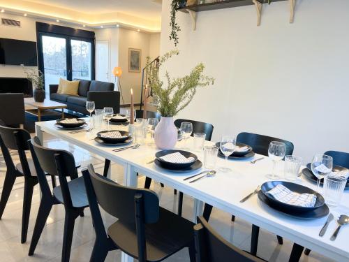 Palvelut, Maisonette with Stunning Terrace & Private Garage - By Solstad in Kavala